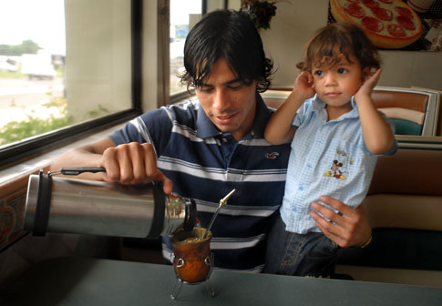 Paolo Suárez llego a la plática acompañado con su hierba mate de su hijo Agustín. Foto Mauro Arias