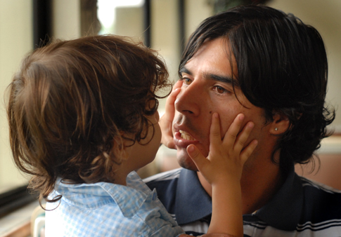 Agustín sigue llorando y Paolo lo reprende.