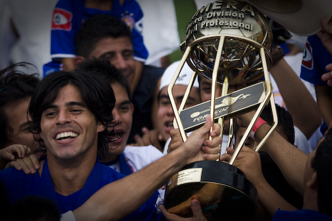 Paolo Suárez celebra junto a sus compañeros del Metapán la obtención del título frente al Águila el pasado 23 de mayo en el estadio Cuscatlán. Foto Bernat Camps