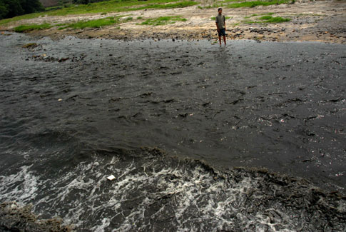 Agua contaminada del río Las Cañas.
