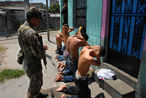 Adolescentes son registrados por una patrulla conjunta de militares y policías en el centro de San Salvador. Foto El Faro