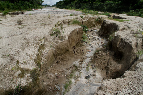 Estado actual del boulevard Diego de Holguín donde el agua ha erosionado parte de los trabajos de terracería de la carretera.