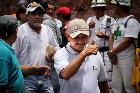 Pedro Julio Hernández, participa como vocero de los manifestantes el 13 de julio durante una marcha blanca que movilizo a más de 10 mil vendedores que pidieron una reunión en Casa Presidencial, donde se les prometió intentar crear una mesa de negociación con la alcaldía.