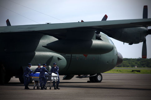 Los once cuerpos fueron traslados en un avión de la Fuerza Aérea Mexicana y entregados en el aeropuerto de Comalapa.