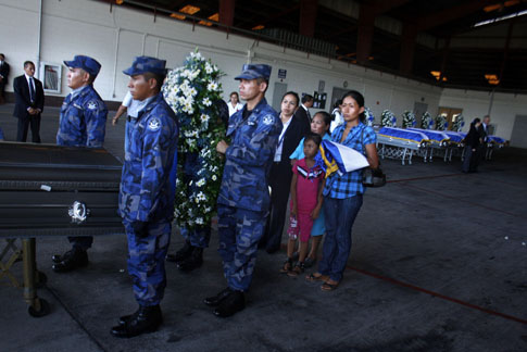 Familiares de Sabas Napoleón López Sánchez, oriundo de Usulután, reciben su cuerpo en el aeropuerto de Comalapa.