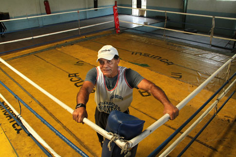Hernán “Chuvalo” Cubías en el ring del gimnasio de la Federación Salvadoreña de Boxeo en la Villa Centroamericana, Mejicanos. Foto Mauro Arias