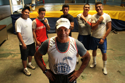 Hernán “Chuvalo” Cubías, entrenador de la selección nacional de boxeo. Villa Centroamericana, Mejicanos. Foto Mauro Arias