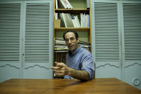 Oliver Komar en su oficina de Salvanatura, en San Salvador. Foto: Mauro Arias