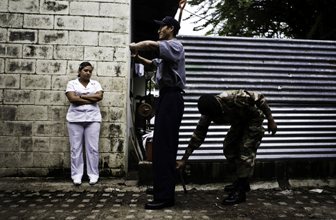 Un militar registra a un custodio de la Dirección General de Centros Penales, antes de que este acceda a la prisión de Chalatenango. Desde que el operativo inició ya se ha arrestado a un custodio que portaba drogas, chips y otros ilícitos al interior de su spray de autodefensa. Foto Edu Ponces