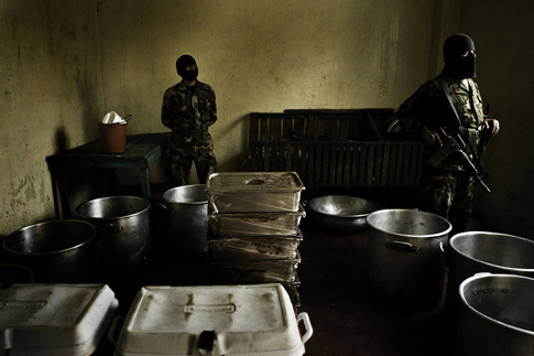 Militares del Comando San Carlos, encargado de la vigilancia perimetral de 7 centros penales del país, custodian la comida de los reos tras comprobar que no esconde ningún tipo de ilícito en el penal de Chalatenango. Foto Edu Ponces