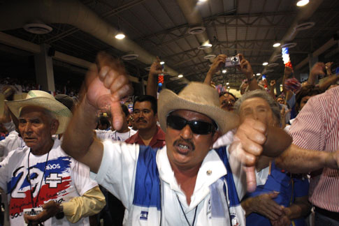 Canto de la marcha de Arena durante la XXiX convención del partido en el CIFCO. Foto Frederick Meza