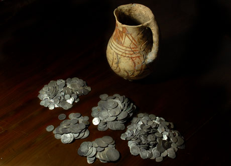 Estas son las 844 monedas de plata que un campesino encontró dentro de esta vasija en el suelo de su casa, en un pueblo de Chalatenango.