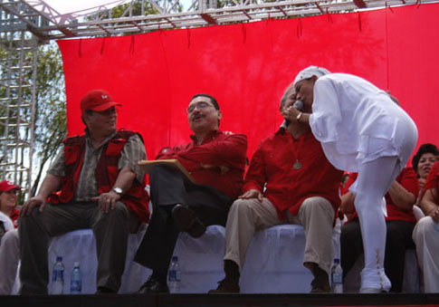 De izquierda a derecha, José Luis Merino, Medardo González y Salvador Sánchez Ceren cantan junto a 