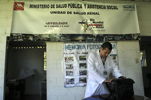El nefrólogo Ministerio de Salud Pública, Carlos Orantes, se instala en la Unidad de Salud Renal en la comunidad Nueva Esperanza.