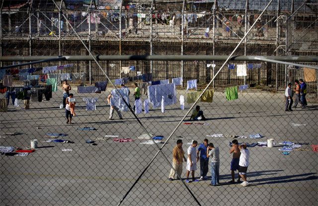 Los reos del Centro Penal La Esperanza, en Mariona, llevan ya una semana de haberse declarado en rebeldía en protesta por las medidas excepcionales a raíz de la fuga de uno de los presos. Entre las medidas está limitar el tiempo de visitas íntimas. Las autoridades dieron un ultimátum a los reos para que ingresaran a las celdas a más tardar el sábado, pero no ocurrió nada.