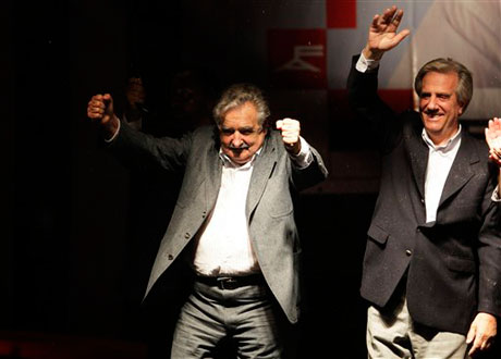 El presidente electo uruguayo José Mujica, izquierda, hace un gesto de victoria a sus partidarios, acompañado por el actual presidente Tabaré Vázquez, en Montevideo, el domingo 29 de noviembre del 2009. (AP foto/Natacha Pisarenko)