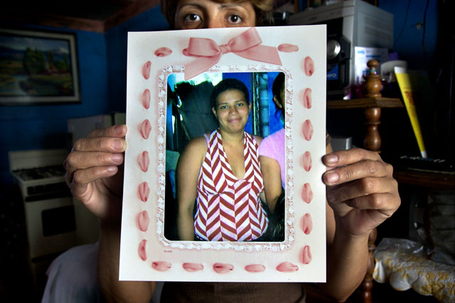 Xiomara, pariente y representante de la familia ante la justicia, muestra la fotografía Karen Yamileth Cordero en la comunidad Trujillo en San Salvador.