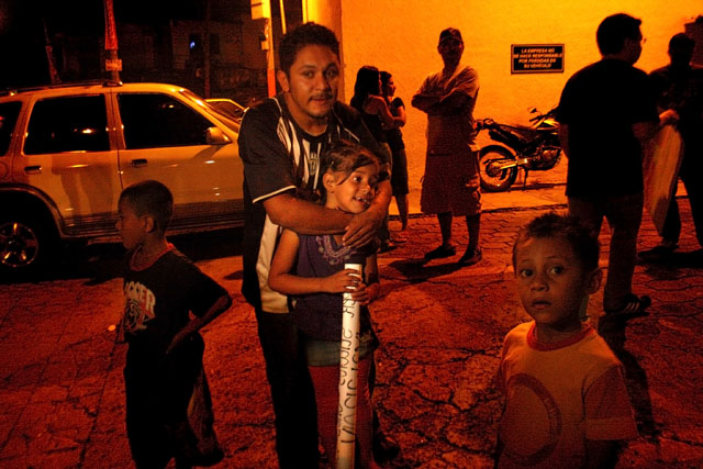 Antony Montoya, compañero de vida de Karen Yamileth Cordero abraza a su hija Naomi, de 6 años al inicio de una manifestación organizada por medio de redes sociales en medios electrónicos frente la entrada del Súper Selectos de Mejicanos donde la madre de Naomi murió electrocutada.