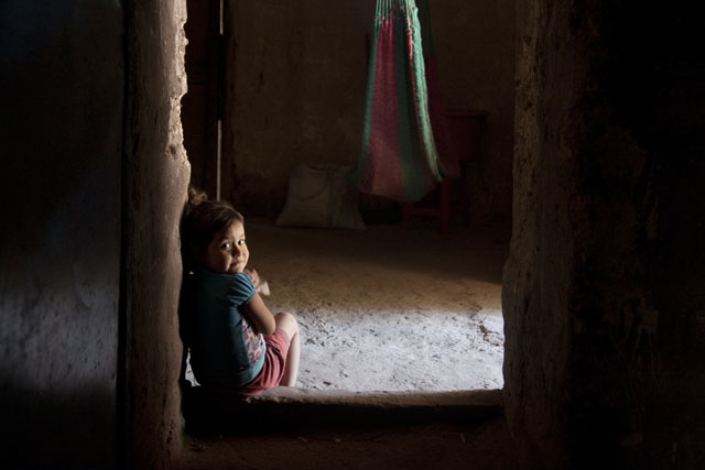 Raquel, sobrina de María Edis, en su casa en cantón Las Mesas, Cacaopera, Morazán. Foto Bernat Camps