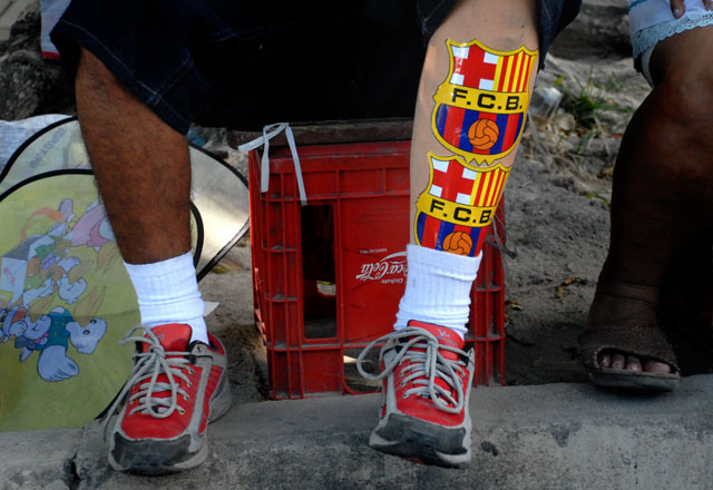 El salvadoreño Geovanni Ascencio perdió una pierna en un accidente y aprovecha su prótesis para expresar sus simpatías por el Barça, uno de los clubes más populares del mundo entero. Foto archivo