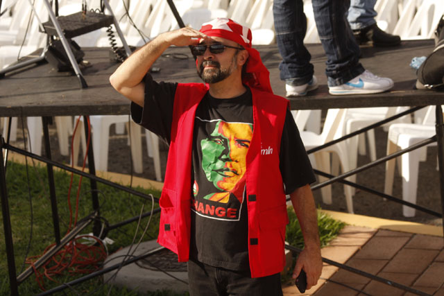 Participante de la celebración de dos años del triunfo electoral del FMLN. Foto Frederick Meza