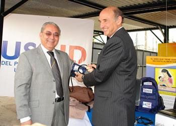 El ex Embajador de Estados Unidos Charles L. Glazer presenta una donación de $542,000 al ex ministro de salud José Guillermo Maza en mayo de 2007. Foto USAID
