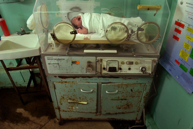 Incubadora para casos de emergencias en pediatría en el Hospital Santa Teresa de Zacatecoluca. Foto El Far