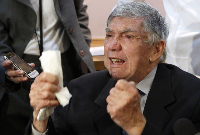 Luis Posada Carriles, responde a un reportero durante una conferencia de prensa en Miami, el miércoles 13 de abril del 2011. Foto Ap