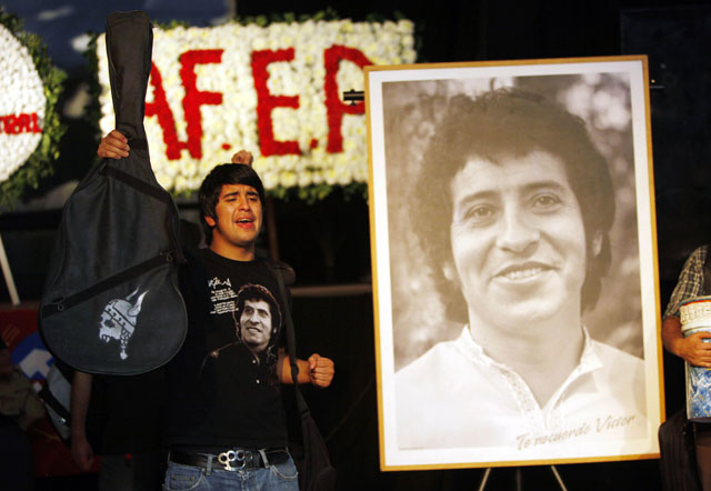 Un seguidor del cantautor chileno Víctor Jara sostiene una guitarra durante la velación de los restos del artista en Santiago, el jueves 3 de diciembre. Los restos de Jara serán sepultados el sábado, 36 años después de haber sido capturado, torturado y acribillado a balazos por militares después del golpe del 11 de septiembre de 1973 encabezado por el general Augusto Pinochet. AP Foto/Roberto Candia