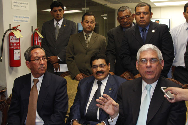 Dirigentes de los partidos PCN y PDC dan una conferencia de prensa frente a la noticia de la desaparición de a sus partidos. Foto Frederick Meza