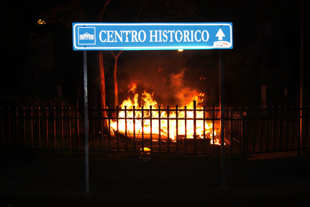 Una hoguera arde durante los disturbios de la noche del sabado 7 de mayo en el centro de la capital. Foto Frederick Meza