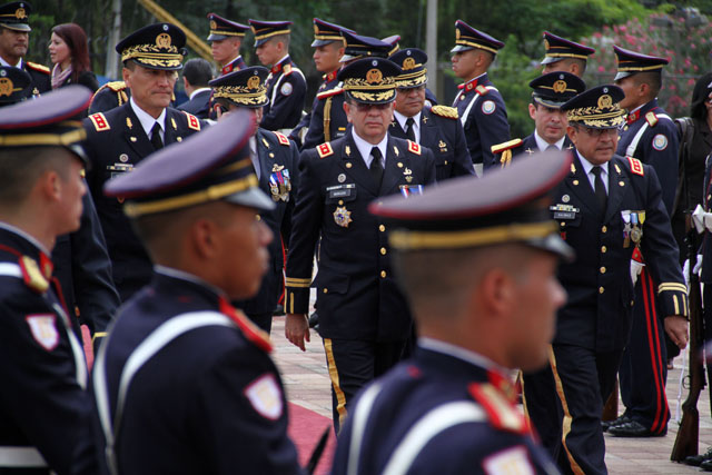 El ministro de Defensa, general David Munguía Payés, llega a la Asamblea Legislativa para atestiguar el informe de labores del presidente Funes. El gobernante anunció un plan de reclutamiento obligatorio para jóvenes en riesgo de sumarse a las pandillas.