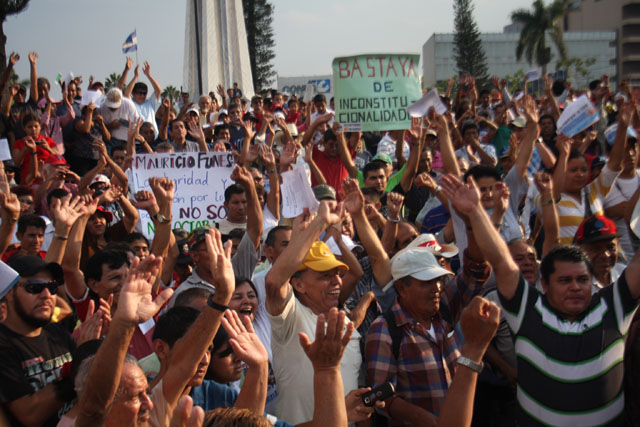 Manifestación de unas 500 personas contra el decreto 743 del domingo 5 de junio en el monumento a El Salvador del Mundo de San Salvador. Foto Frederick Meza