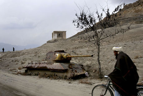 Un afgano que pasa junto a un tanque soviético destruido, símbolo del fracaso de la ocupación soviética de Afganistán. AP Photo/Rodrigo Abd, archivo