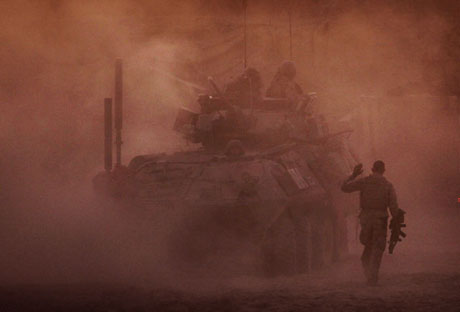 Un infante de marina de Estados Unidos camina junto a un vehículo de combate LAV en la provincia de Helmand en Afganistán el jueves 3 de diciembre del 2009. Foto AP/Kevin Frayer