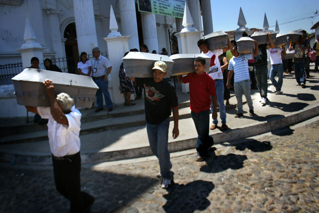 El año pasado, la familia Alemán enteró, en Suchitoto, los restos exhumados de 26 familiares, asesinados en 1984 por elementos del ejército durante la guerra civil.