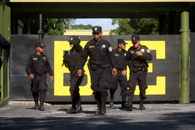 Agentes de la PNC salen del portón de la policía militar en San Salvador. Foto Frederick Meza