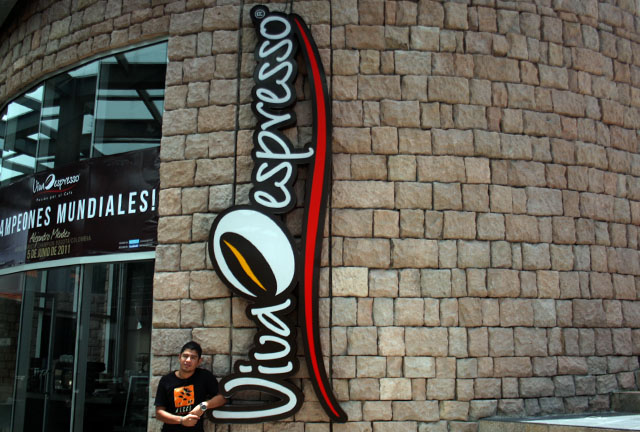 Alejandro llegó un día a Viva Espresso sin tener idea del café... solo buscaba un empleo...