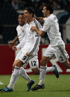 El jugador del Real Madrid, Cristiano Ronaldo, centro, festeja uno de sus goles contra el Marsella en la Liga de Campeones