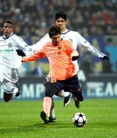 El jugador del Barcelona, Lionel Messi, patea el balón en el juego contra el Dínamo de Kieve. Messi fue quien más sufrió las agresiones de los jugadores del Dínamo.