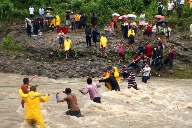 En la comunidad Cutumayo Abajo, Apastepeque, cerca de 100 personas fueron evacuadas preventivamente y luego trasladadas a un albergue en San Vicente, ante el desborde del río Itsmataco.
