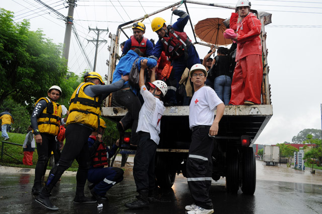 En la zona franca American Park, socorristas lograron evacuar al menos 2,600 operaria que estaban atrapadas por la inundación y los jefes operarios no dejaban salir. Foto Mario Martínez.