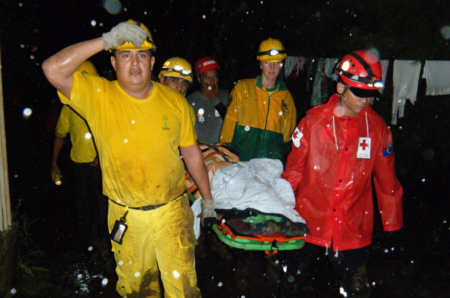 Cerca de 300 personas fueron evacuados en horas de la madrugada del día martes debido a deslizamientos de tierra en Comasagua, La Libertad.Foto Comandos de Salvamento.