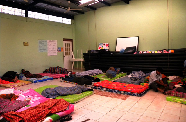 6:25 de la mañana. Así amanece al interior de los 52 albergados de la San Carlos, en Ayutuxtepeque. Muchas personas ya se han levantado para ir a trabajar, otros están por irse. Una vez cerró el albergue, las colchonetas les fueron donadas a los damnificados.