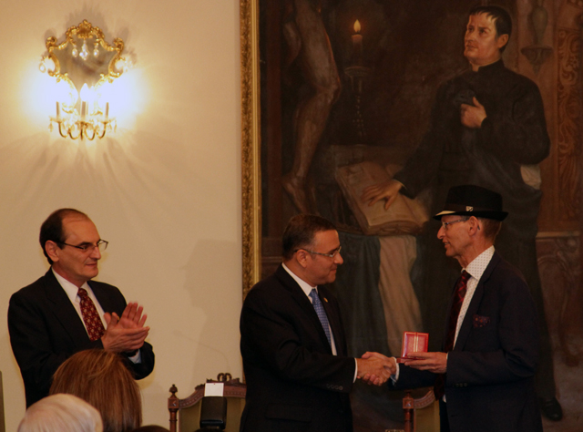 Rafael Lara Martínez recibe de manos del presidente Funes el Premio Nacional de Cultura 2011 / Foto cortesía de la Secretaría de Cultura.