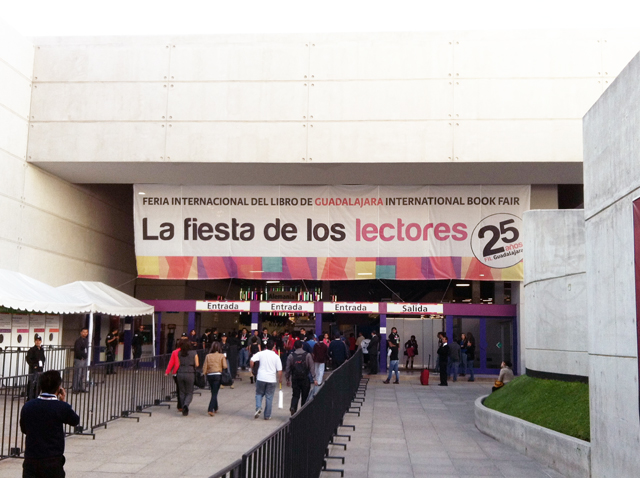 Entrada principal de Expo Guadalajara, un recinto que se construyó para alojar la Feria Internacional del Libro y que ahora es considerado el mejor centro de ferias y convenciones de Latinoamérica / Foto del iPhone de Élmer Menjívar﻿" /></div> <figcaption class=