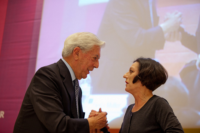 El peruano Mario Vargas Llosa (Nobel 2010) y la alemana Herta Müller (Nobel 2009) juntos en Feria del Libro de Gudalajara en 2011 / Foto Cortesía FIL Guadalajara / Bernardo De Niz.