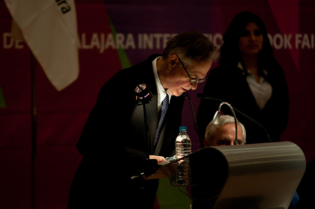 Fernando Vallejo, colombiano, incendió el primer día de la FIL con un agresivo discurso contra los políticos mexicanos / Foto Cortesía de la FIL Guadalajara / Paola Villanueva Bidault.﻿" /></div> <figcaption class=