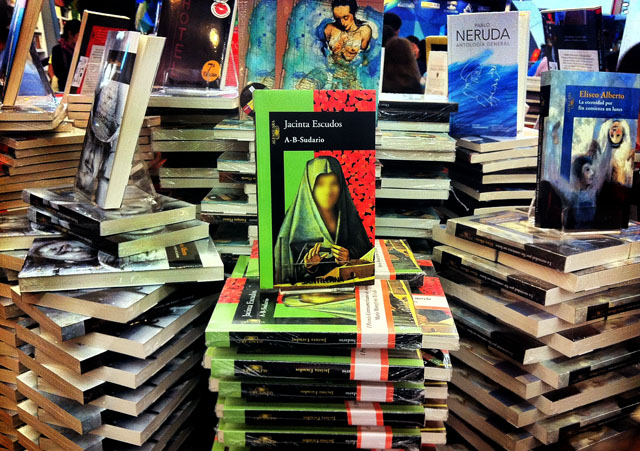 En el stand de Grupo Santillana destaca A-B Sudario, de Jacinta Escudos, publicado bajo el sello de Alfaguara, en la Feria Internacional del Libro de Guadalajara 2011