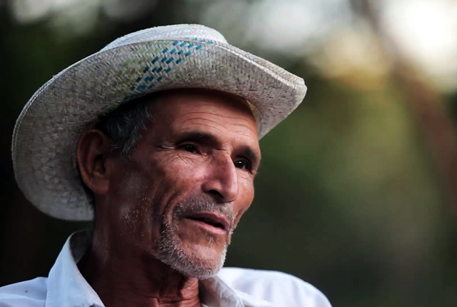 Juan Bautista hoy tiene 72 años y vive en la comunidad Segundo Montes de Morazán. En El Mozote cultiva maíz y vende lazos de atar, a un dólar. Los lazos son de fibra de henequén, un cultivo que cayó en desuso después de la guerra.